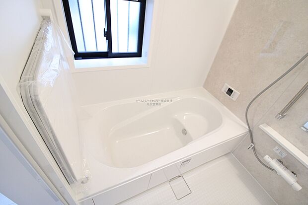 【浴室】毎日の疲れを癒す浴室は１坪タイプです。足を伸ばしてゆっくりとくつろげます。窓があるので、湿気もこもらないのも、うれしいですね♪