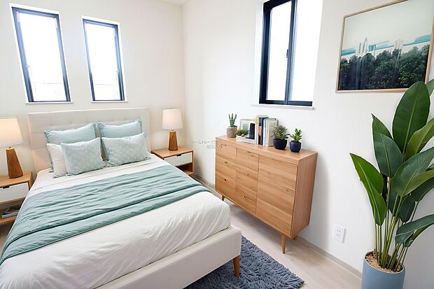 【洋室】日当りの良さは写真でも充分に伝わるかと思いますが、開放感のある周囲にめぐまれたおかげで、風通しもとても良くなっております。※家具をCGで加工しています。家具付き販売ではございません。