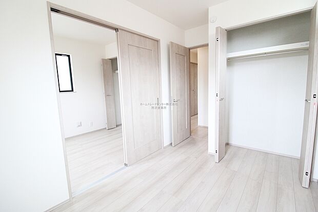 【洋室】２階洋室は２つのお部屋の間仕切りをあけて広くお使いいただけます。お子様が小さいうちは広く、将来は個室として区切ることができ、柔軟にお使いいただけます。