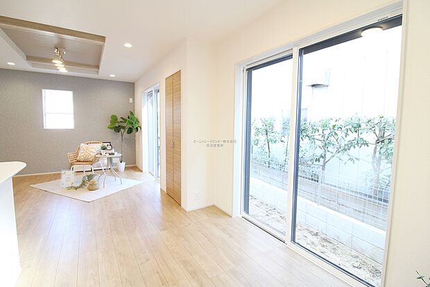 【リビング】家族の食事や団らんのほか、子供を遊ばせたり、友人を招いたりするＬＤＫは住まいの中心。長時間過ごす場所だから、その空間は住まい全体の居心地を左右します。