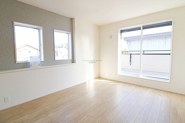 【洋室】大きなベッドを置いてもゆとりのある広さ！収納完備しておりますので、家具が少なくて済みます！お掃除もラクラクですね♪