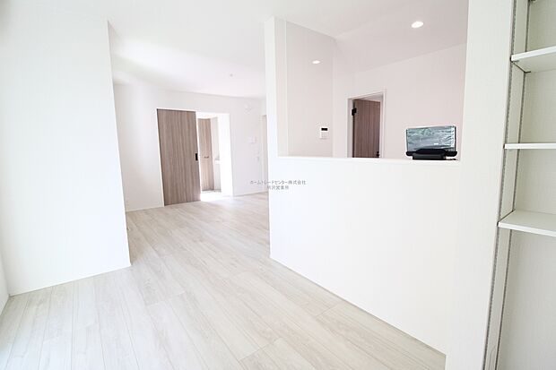 【リビング】ここにはみんなが集い、食事と楽しい会話が始まる。話に夢中になりすぎて、ついつい時を忘れ時間が過ぎてしまう。そんな束の間の幸せを感じさせてくれる場所となることでしょう。