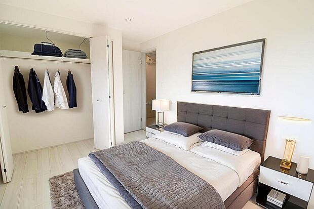 【洋室】大きなベッドを置いても余裕のある広さ!収納完備でお部屋をすっきりとお使いいただけます。お気に入りの空間でくつろぎのひと時をお過ごしください。※家具をCGで加工しています。家具付き販売ではございません。