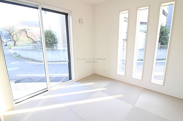 【和洋室】窓が多く採光良好な和洋室。洋風畳を採用し、モダンなデザインと居心地の良さを両立。リビングの続き間として、キッズスペースとして、多用途にお使いいただけます。