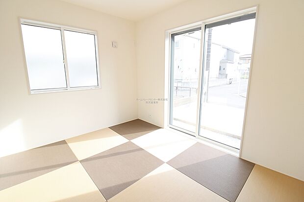 【和洋室】一部屋は欲しい和室！デザイン性の高い畳の和室はお昼寝スペースにしたり、お孫さんが泊まりに来たら客間にもなります。ライフスタイルによって多目的に利用できて大変便利です。