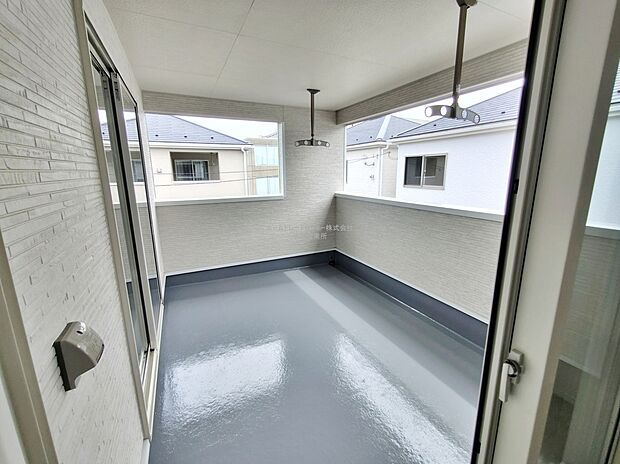 【バルコニー】バルコニーは、洗濯物や布団を干すだけでなく、暖かな陽射しや爽やかな風を存分に取り込み、お部屋に解放感をもたらします☆