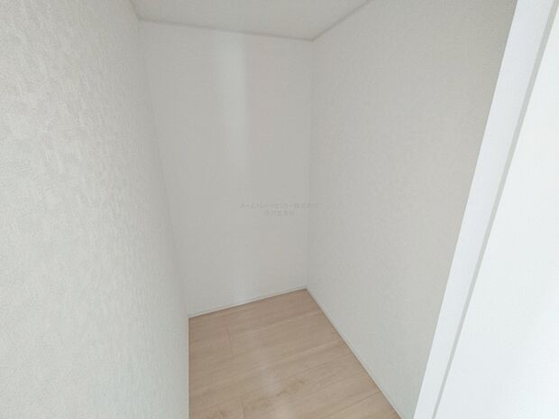 【ウォークインクローゼット】収納力たっぷりのウォークインクローゼットは、家族の強い味方。シーズンオフのお洋服や靴、キャンプ用品やスポーツ用品など、かさばるけど、大切なものもしっかり片づけられます♪