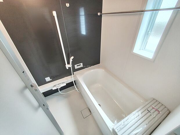 【浴室】毎日の疲れを癒す浴室は１坪タイプです。足を伸ばしてゆっくりとくつろげます。窓があるので、湿気もこもらないのも、うれしいですね♪