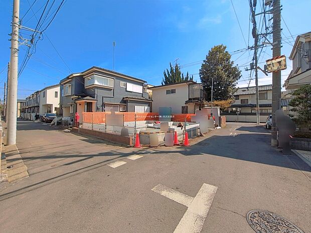 【前面道路含む現地写真】『１号棟』
ひとたび扉を開けばそこに待っているのは上質な空間とマイホームでの新生活をイメージさせる優雅なひととき。「この家なら…」ではなく「ここに住みたい♪」と思う感動をお届けいたします。