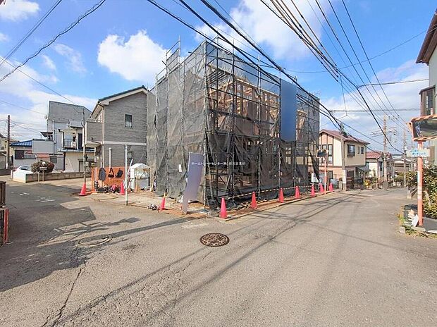 【前面道路含む現地写真】『１号棟』
ひとたび扉を開けばそこに待っているのは上質な空間とマイホームでの新生活をイメージさせる優雅なひととき。「この家なら…」ではなく「ここに住みたい♪」と思う感動をお届けいたします。