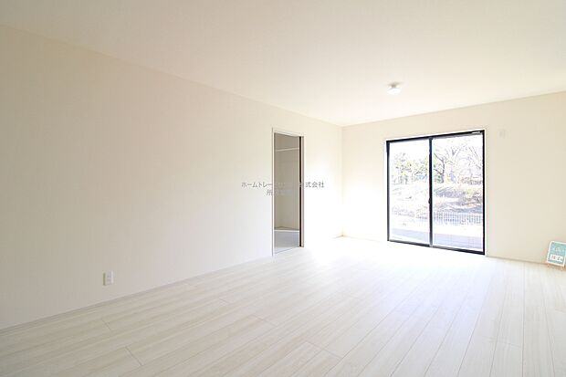 【リビング】開放感のある気持ちの良いリビングです。子供を遊ばせたり、友人を招いたりするＬＤＫは住まいの中心。長時間過ごす場所だから、その空間は住まい全体の居心地を左右します。