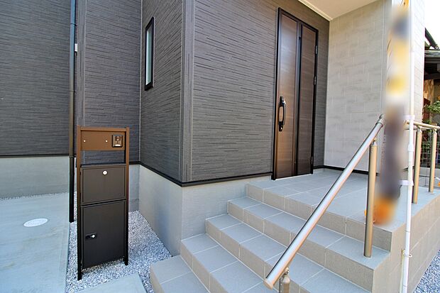 【玄関】スタイリッシュな玄関周り。宅配ボックスを完備しているので宅配便の受け取りを気にする煩わしさがありません。