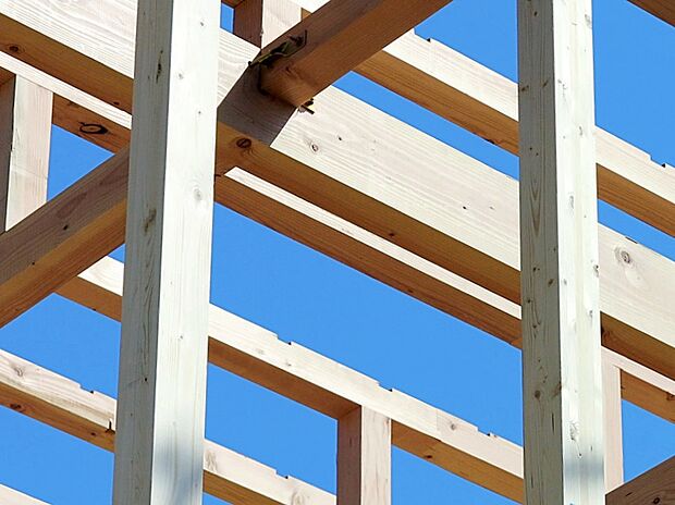 【日本の気候風土に適した「木造軸組工法」】柱、梁などの「軸組み」で構造体を作り上げています。 接合部には、金物・筋かいなどで補強を行いより強度を高め、木材はプレカットにより品質のバラツキを防ぎ、安定した品質を保っています。