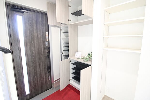 【玄関】お家に出会う人々を迎える玄関だからこそ、広々清潔感あふれる空間にしたいものです。採光・通風にも配慮された設計で毎日明るい空間をキープします♪