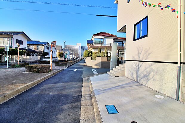 【前面道路含む現地写真】『1号棟』
ひとたび扉を開けばそこに待っているのは上質な空間とマイホームでの新生活をイメージさせる優雅なひととき。「この家なら…」ではなく「ここに住みたい♪」と思う感動をお届けいたします。