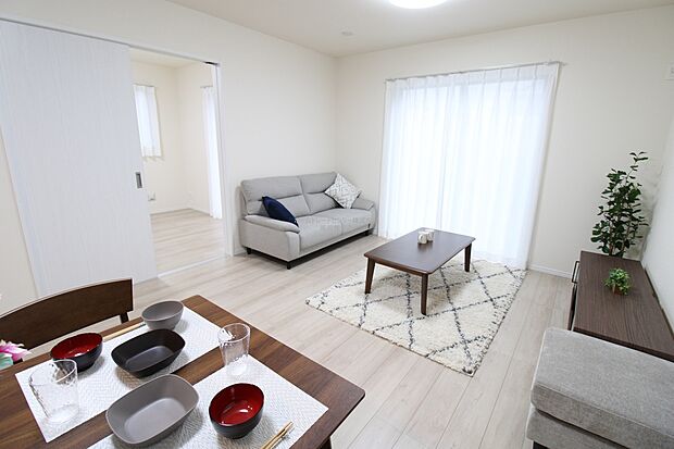 【リビング】明るく開放感のあるリビング。対面式キッチンは、いつでもご家族を感じられる空間作りの重要ポイントになりそうです。