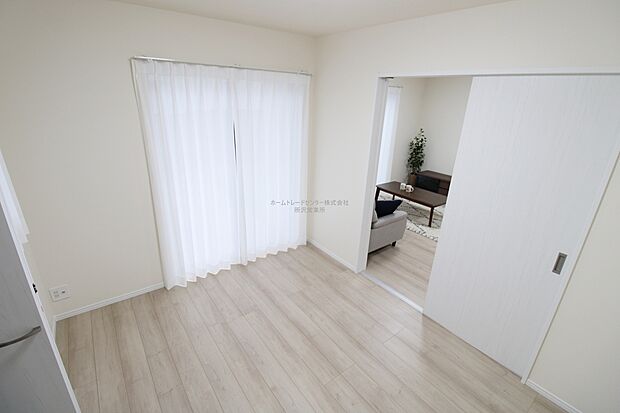 【洋室】お子様の遊び場やお昼寝スペースとしてなど、リビング横の洋室を開放し広々とお使い頂けます。突然の来客時には戸を閉めて視線を遮る事も可能です。