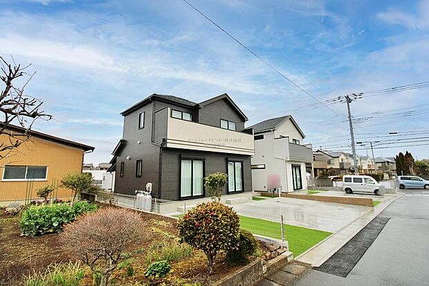 【前面道路含む現地写真】『A号棟』ひとたび扉を開けばそこに待っているのは上質な空間とマイホームでの新生活をイメージさせる優雅なひととき。「この家なら…」ではなく「ここに住みたい♪」と思う感動をお届けいたします。