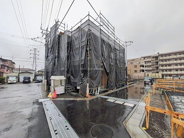 【前面道路含む現地写真】『１号棟』
ひとたび扉を開けばそこに待っているのは上質な空間とマイホームでの新生活をイメージさせる優雅なひととき。「この家なら…」ではなく「ここに住みたい♪」と思う感動をお届けいたします。