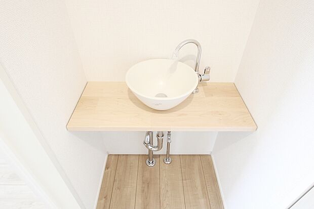 【洗面台】２階にも洗面台を設置しました。個室の近くに洗面台があると、こまめに手洗いができて便利ですね。洗面台が２箇所にあるので、朝の混みあう時間も分散できます。