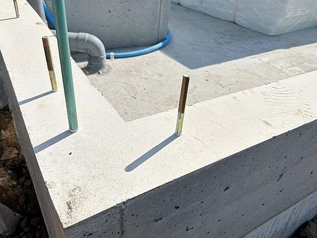 【足元を支える「ベタ基礎」】立ち上がりと底面全体が一体の鉄筋コンクリート造（仕上がり幅150ｍｍ・底盤厚150ｍｍ）。　「不同沈下」や「地面からの湿気」に対する有効な措置と言えます。　また、基礎と土台とをつなぐアンカーボルトは、大きな地震などにより建物が基礎から外れたり持ち上げられたりしないための役割があります。