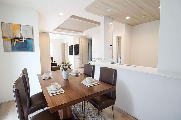 【リビング】スタイリッシュな印象のリビングです。ホームパーティのお客様が増えても、これだけ広いリビングなら大丈夫♪※家具をCGで加工しています。家具付き販売ではございません。