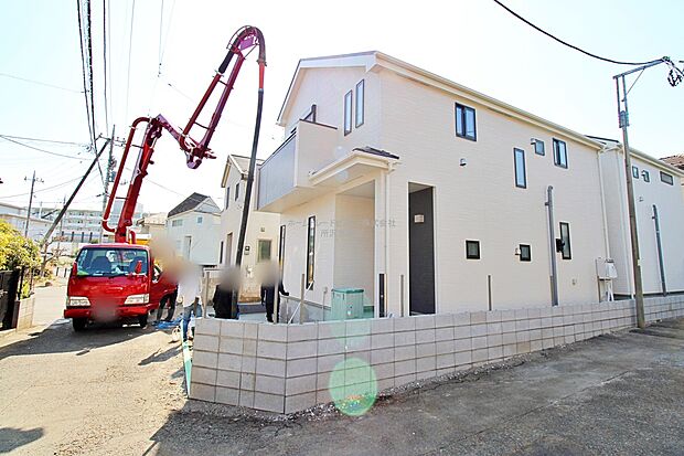 【前面道路含む現地写真】『B号棟』
ひとたび扉を開けばそこに待っているのは上質な空間とマイホームでの新生活をイメージさせる優雅なひととき。「この家なら…」ではなく「ここに住みたい♪」と思う感動をお届けいたします。