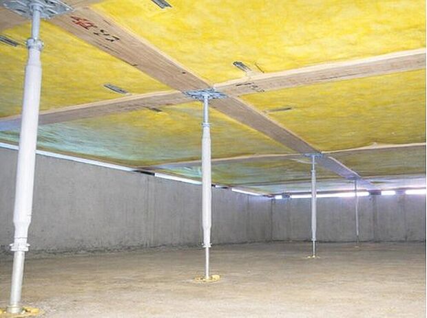 【強く頑丈な「鋼製床束」】建物の床を支える「床束」と呼ばれる支持材に、サビやシロアリを寄せ付けない鋼製の床束を採用。　従来品に比べ信頼性が高く、安心の強度で頑丈な構造を支えます。　長期間の使用でも痩せず、腐らず、メンテナンス性にも優れた素材です。