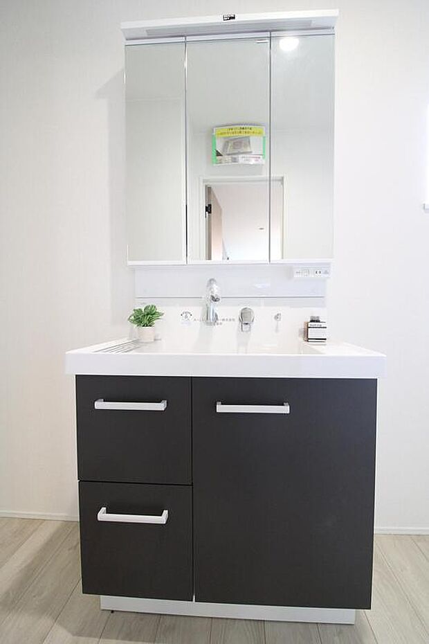 【洗面台・洗面所】明るく清潔感溢れるサニタリースペース。毎日使う場所だからこそ、快適な空間となっております。