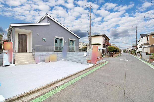 【前面道路含む現地写真】『１号棟』
ひとたび扉を開けばそこに待っているのは上質な空間とマイホームでの新生活をイメージさせる優雅なひととき。「この家なら…」ではなく「ここに住みたい♪」と思う感動をお届けいたします。