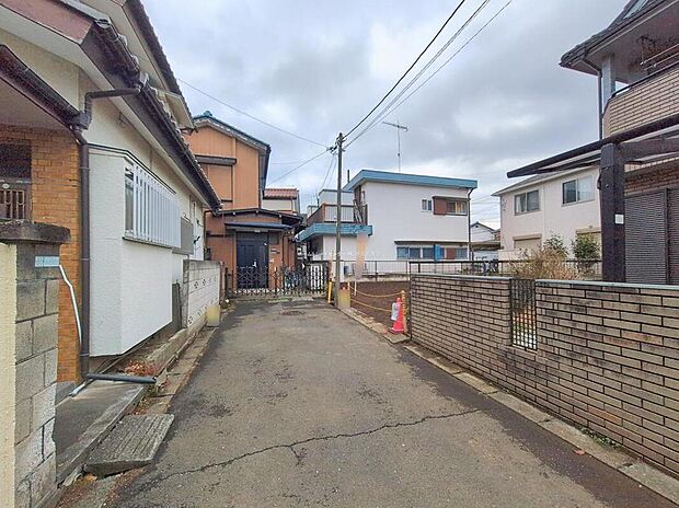 【前面道路含む現地写真】『１号棟』
ひとたび扉を開けばそこに待っているのは上質な空間とマイホームでの新生活をイメージさせる優雅なひととき。「この家なら…」ではなく「ここに住みたい♪」と思う感動をお届けいたします。