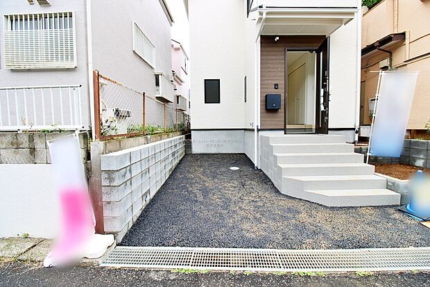 【玄関】ゆとりのあるカースペース。物置を置いたり、自転車を置くなど活用方法は色々。物置はアウトドア用品や洗車用品をすっきりと収納でき、何かと便利です。