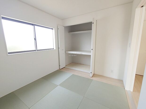 【和室】しっかりと収納もついた和室です。最近和室の無い戸建ても増えてまいりましたが、家に入った時の畳の香りはやはり気持ちが良いものです。遊び場としてもお客様の寝室としても、意外と多彩な用途がございます。