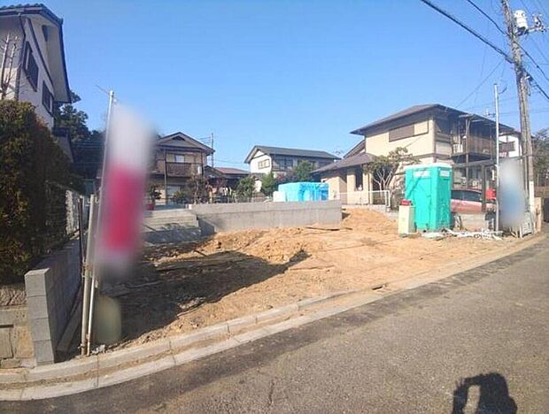 【前面道路含む現地写真】『１号棟』
ひとたび扉を開けばそこに待っているのは上質な空間とマイホームでの新生活をイメージさせる優雅なひととき。「この家なら…」ではなく「ここに住みたい♪」と思う感動をお届けいたします。