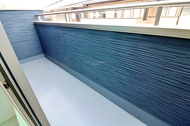 【バルコニー】日当たりのよい広さのあるバルコニー。一度にたくさんの洗濯物を干すことができます。