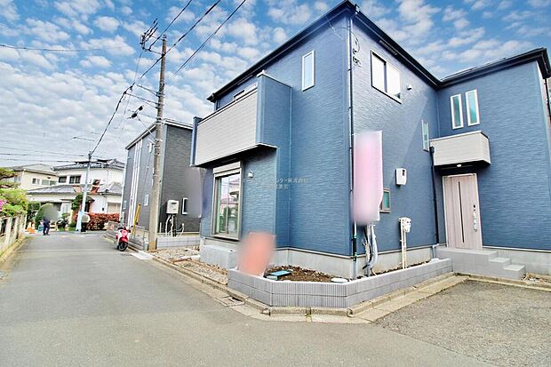 【前面道路含む現地写真】『１号棟』
ひとたび扉を開けばそこに待っているのは上質な空間とマイホームでの新生活をイメージさせる優雅なひととき。「この家なら…」ではなく「ここに住みたい♪」と思う感動をお届けいたします。