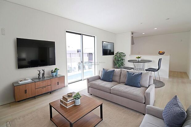 【リビング】明るく開放感のあるリビング。対面式キッチンは、いつでもご家族を感じられる空間作りの重要ポイントになりそうです。※家具をCGで加工しています。家具付き販売ではございません。