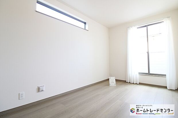 【洋室】日当りの良さは写真でも充分に伝わるかと思いますが、開放感のある周囲にめぐまれたおかげで、風通しもとても良くなっております。