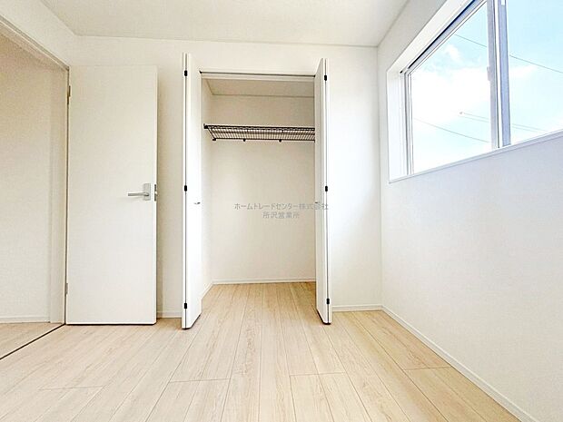 【洋室】充分な広さの収納を備え、普段使いの洋服も選ぶのが楽しくなりそう♪採光良好な洋室は、快適空間。プライベートの時間もゆったりお寛ぎ頂けそうです。