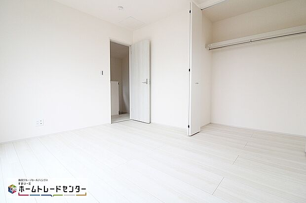 【洋室】充分な広さの収納を備え、採光良好な洋室は、快適空間。自分好みのお部屋で、プライベートの時間もゆったりお寛ぎ頂けそうです。