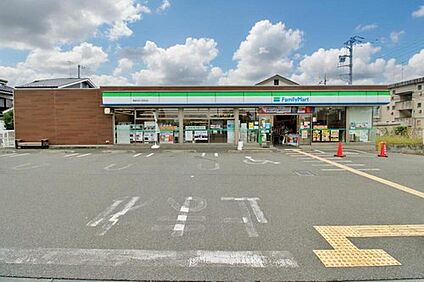 ファミリーマート飯能加治小学校前店 509ｍ(徒歩7分)