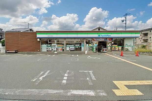 ファミリーマート飯能加治小学校前店(約509m)