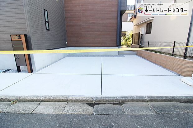 【駐車場】嬉しいコンクリート仕上げのカースペース。雨の日も足元を気にせず外出できます。ご家族の駐輪場としてもお使いいただけます。