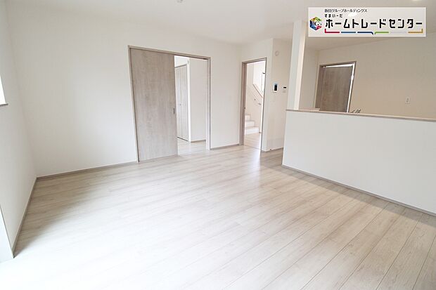 【リビング】仕事、家事、それに育児と忙しく、自分の時間をなかなか取れない毎日。でも、住まいの選び方次第では時間に余裕が生まれ、気持ちもゆったり。趣味だって楽しめるかも♪