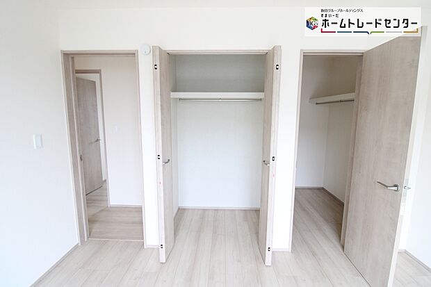 【収納】収納力たっぷりのウォークインクローゼットは、家族の強い味方。シーズンオフのお洋服や靴、キャンプ用品やスポーツ用品など、かさばるけど、大切なものもしっかり片づけられます♪