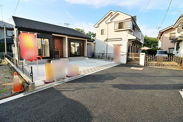 【前面道路含む現地写真】『１号棟』
ひとたび扉を開けばそこに待っているのは上質な空間とマイホームでの新生活をイメージさせる優雅なひととき。「この家なら…」ではなく「ここに住みたい♪」と思う感動をお届けいたします。