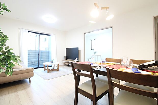 【リビング】仕事、家事、それに育児と忙しく、自分の時間をなかなか取れない毎日。でも、住まいの選び方次第では時間に余裕が生まれ、気持ちもゆったり。趣味だって楽しめるかも♪