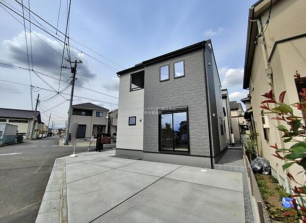 【前面道路含む現地写真】『１号棟』
ひとたび扉を開けばそこに待っているのは上質な空間とマイホームでの新生活をイメージさせる優雅なひととき。「この家なら…」ではなく「ここに住みたい♪」と思う感動をお届けいたします。