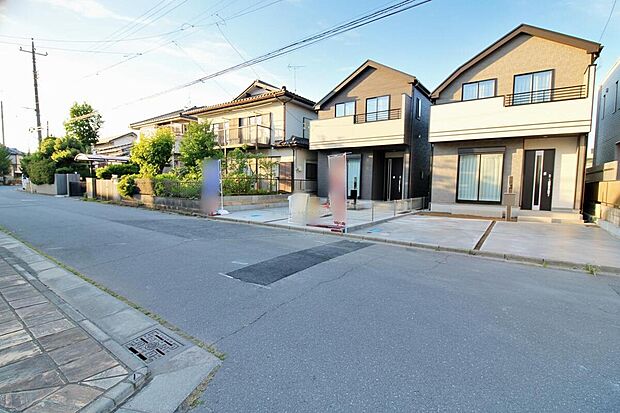 【前面道路含む現地写真】『B号棟』
ひとたび扉を開けばそこに待っているのは上質な空間とマイホームでの新生活をイメージさせる優雅なひととき。「この家なら…」ではなく「ここに住みたい♪」と思う感動をお届けいたします。