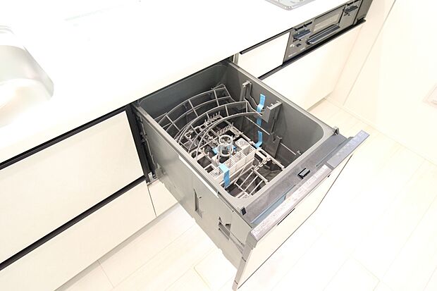 【食器洗浄乾燥機】後片付けもラクラクなビルトイン食洗機付き。洗い終わった食器の水切りや乾燥としても便利です。